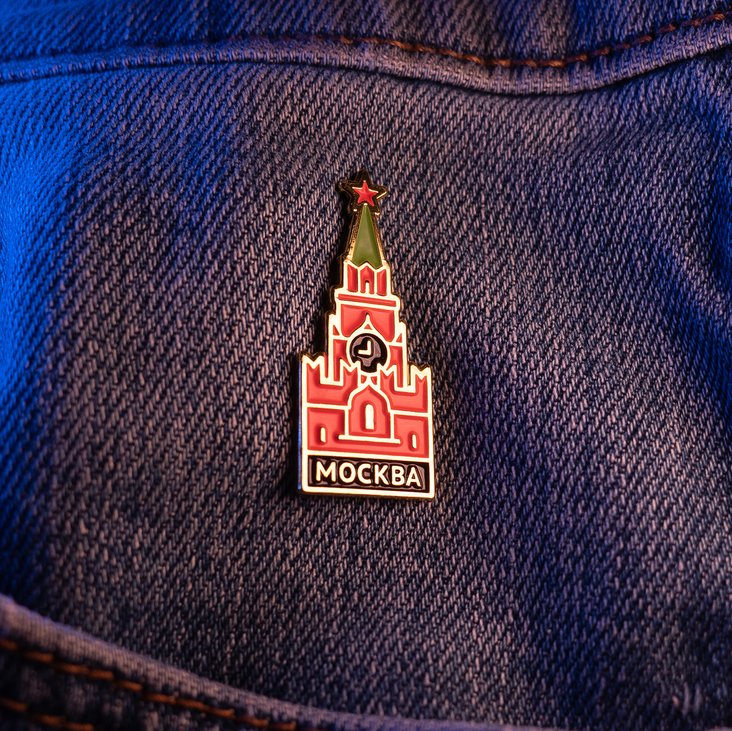 Металлические значки «Спасская башня». Серия «Москва 1147». Эмалевый пин. Автор 40-ИН. Золотой металл.