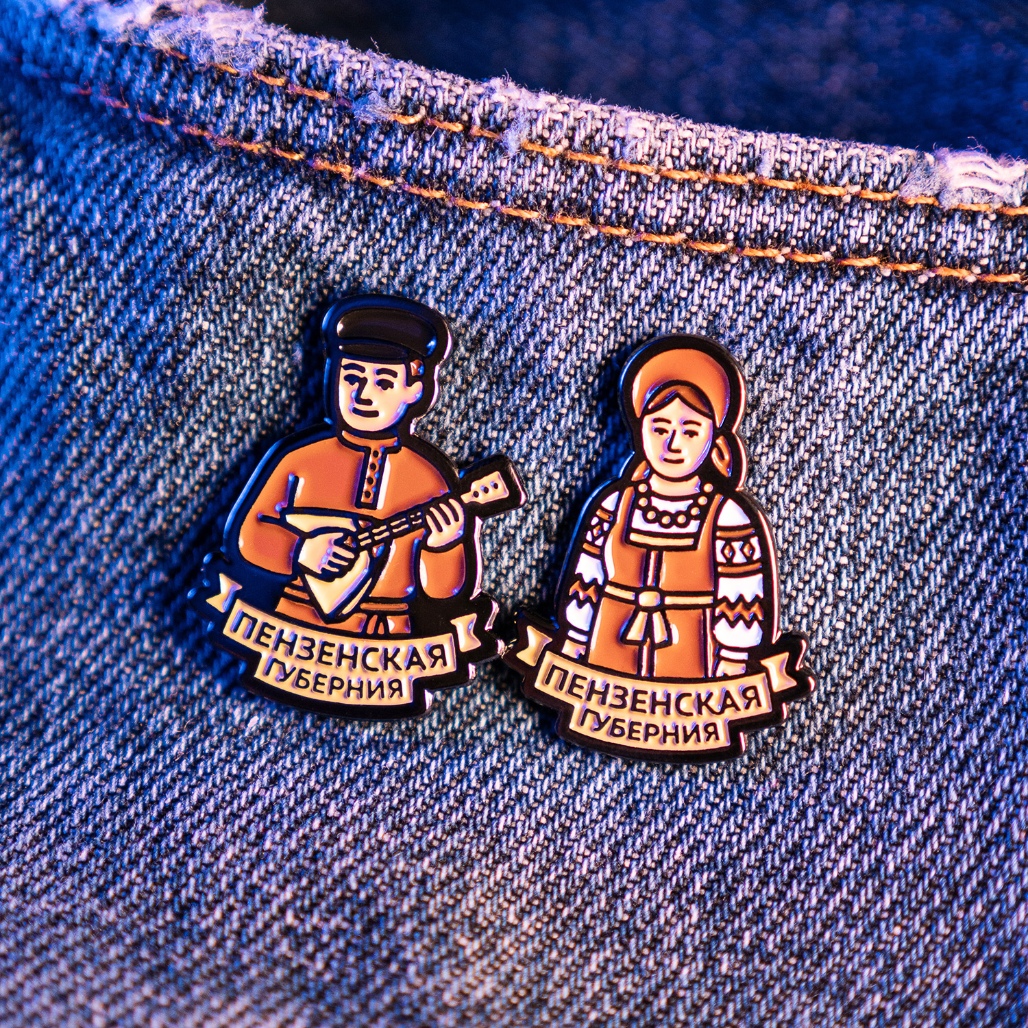 Значок «Народный костюм. Пензенская губерния. Женский. Мужской.». Серия «Пенза 1663». Металлический эмалевый пин. Автор «40-ИН».